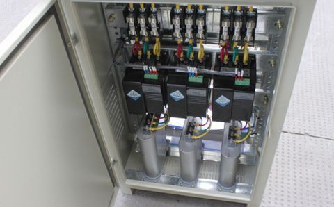 如何快速識(shí)別電容器組中有故障的低壓電容器？